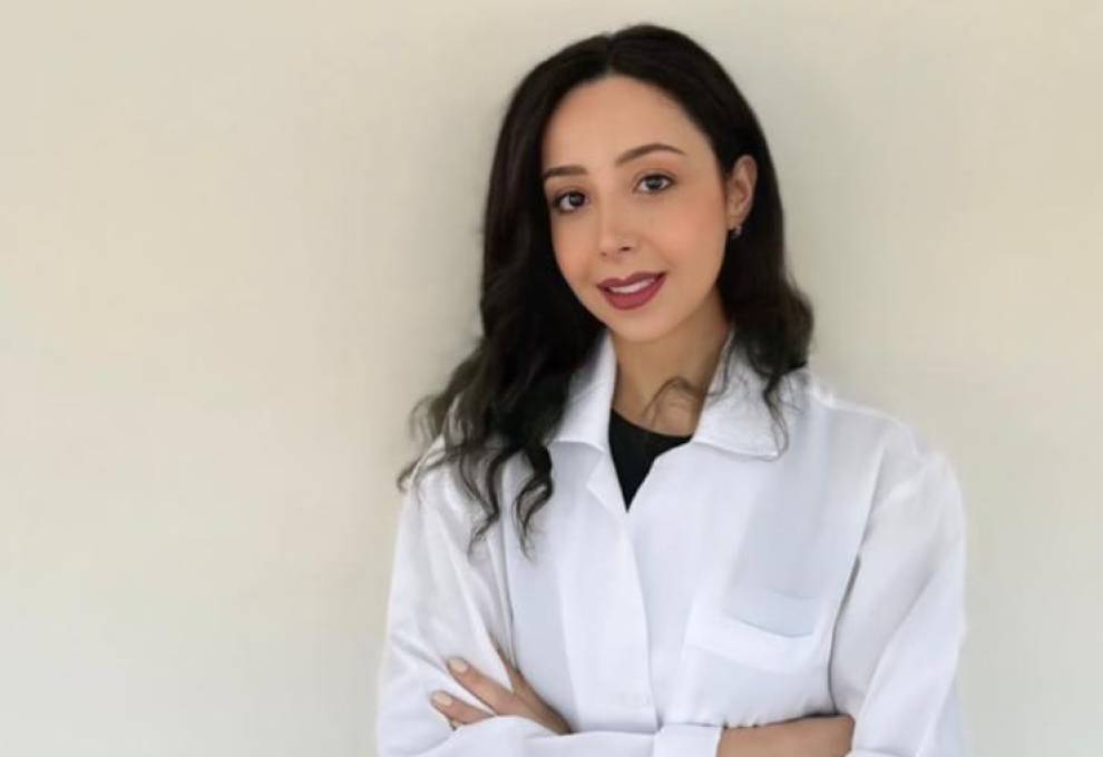 أخصائية التغذية جنى النقوزي تدقّ ناقوس الخطر: السهر ومتابعة الأخبار يهدّدان الصحة… وهذه أسباب التسمّم الغذائي!